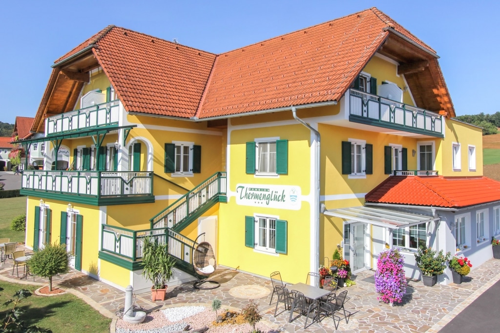 Unterlamm 01 | grün-weißer Alu-Balkon bei Pension bzw. Hotel mit Latten & Stäben senkrecht | Svoboda
