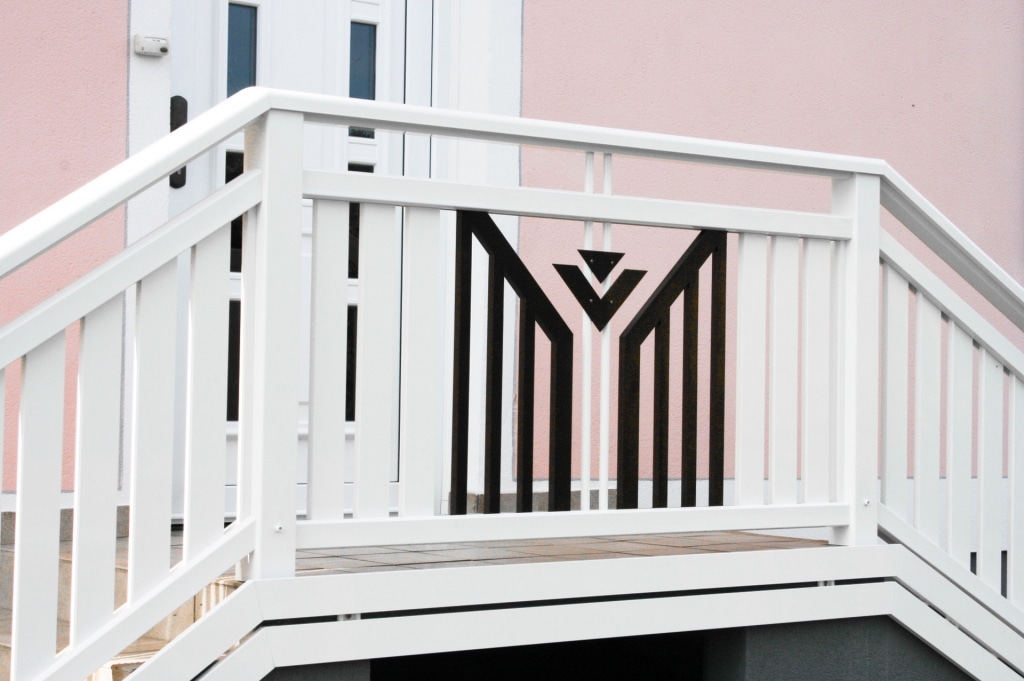 Villach 02 b | Alu-Geländer bei Eingang mit weißen Latten und braunem Latten Dreieckblech | Svoboda