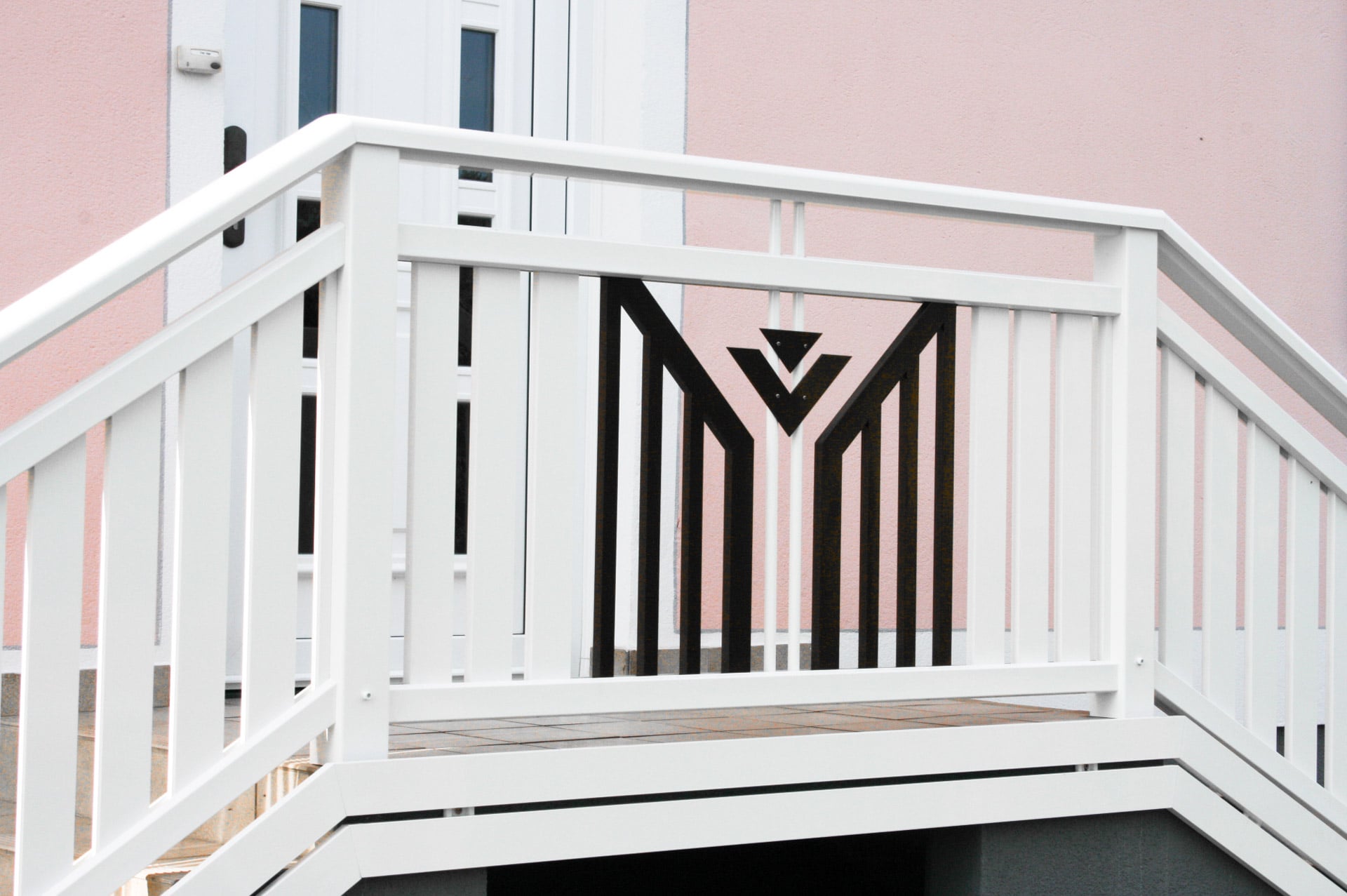 Villach 02 b | Alu-Geländer bei Eingang mit weißen Latten und braunem Latten Dreieckblech | Svoboda