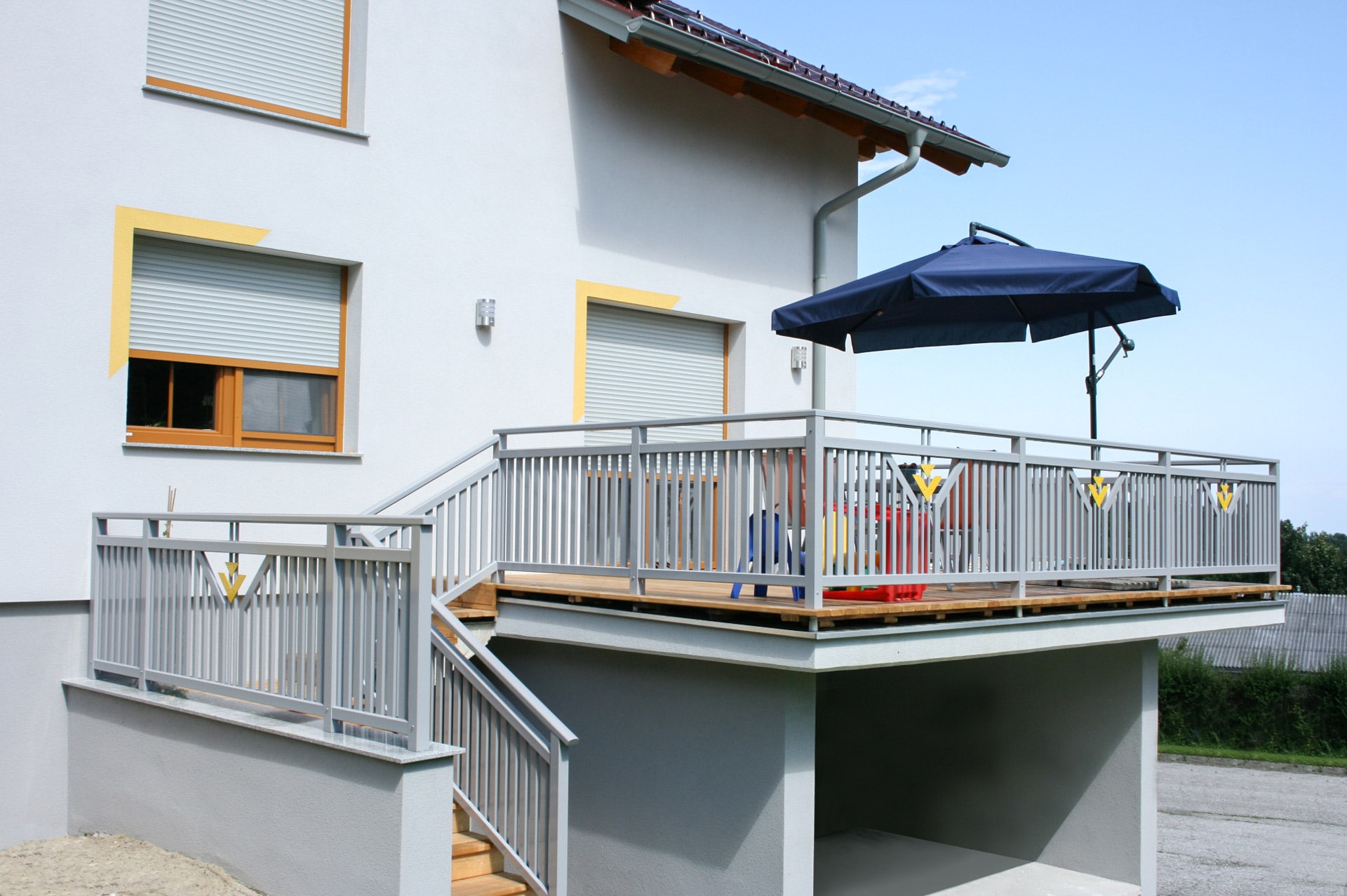Villach 13 b | Terrassengeländer aus Alu mit grauen senkrechten Latten und Dreiecken gelb | Svoboda