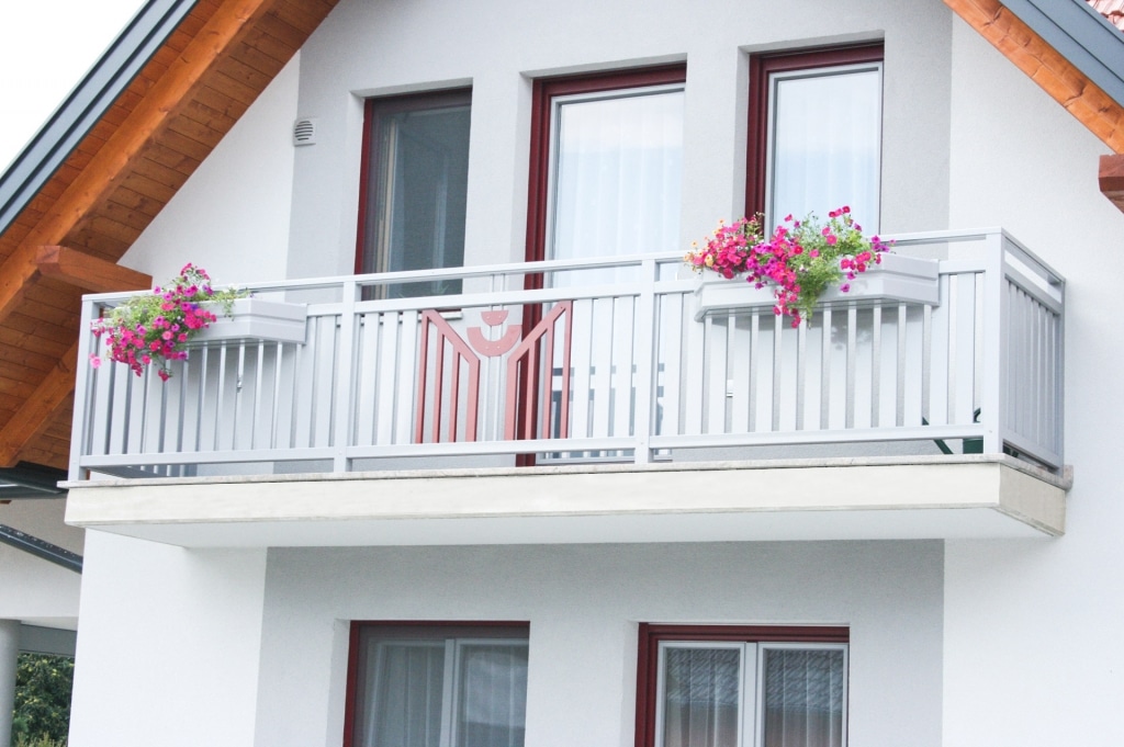Villach 17 b | Aluminium Balkon grau-rot auf Balkonboden aufgesetzt mit Alu-Blumenkästen | Svoboda