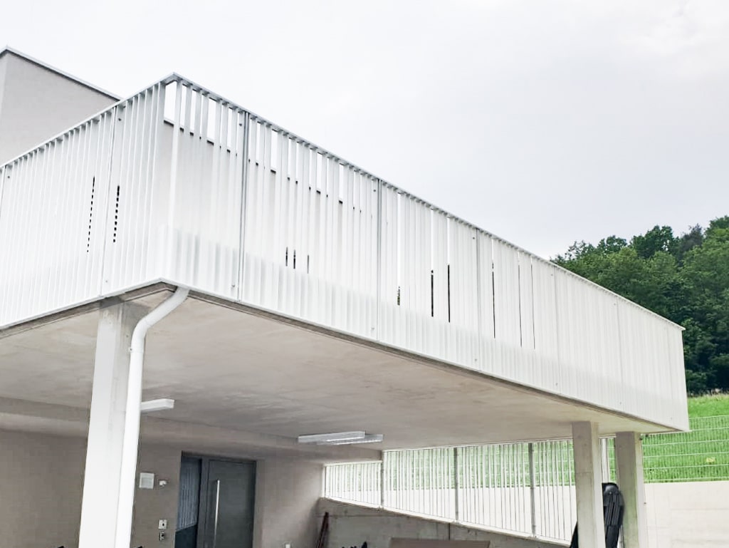 Wien 02 a | modernes weißes Alu Geländer mit flachen Profilen stirnseitig montiert | Svoboda
