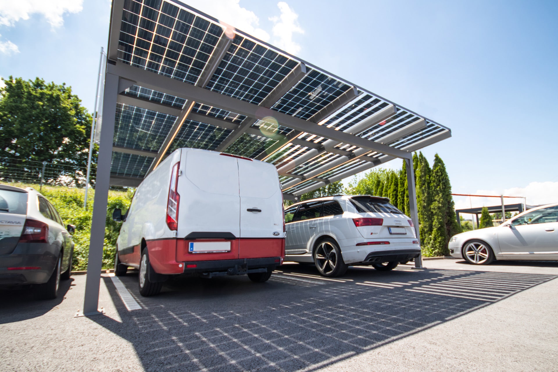 Photovoltaik-Carport 01 b | aus grauem Aluminium mit Sonnenschutz-Photovoltaik-Paneelen, 2 Autos | Svoboda Metalltechnik