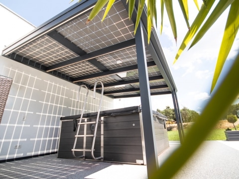 Photovoltaikdach 01 b | Terrassendach aus Aluminium grau mit PV-Anlage als Beschattung | Svoboda