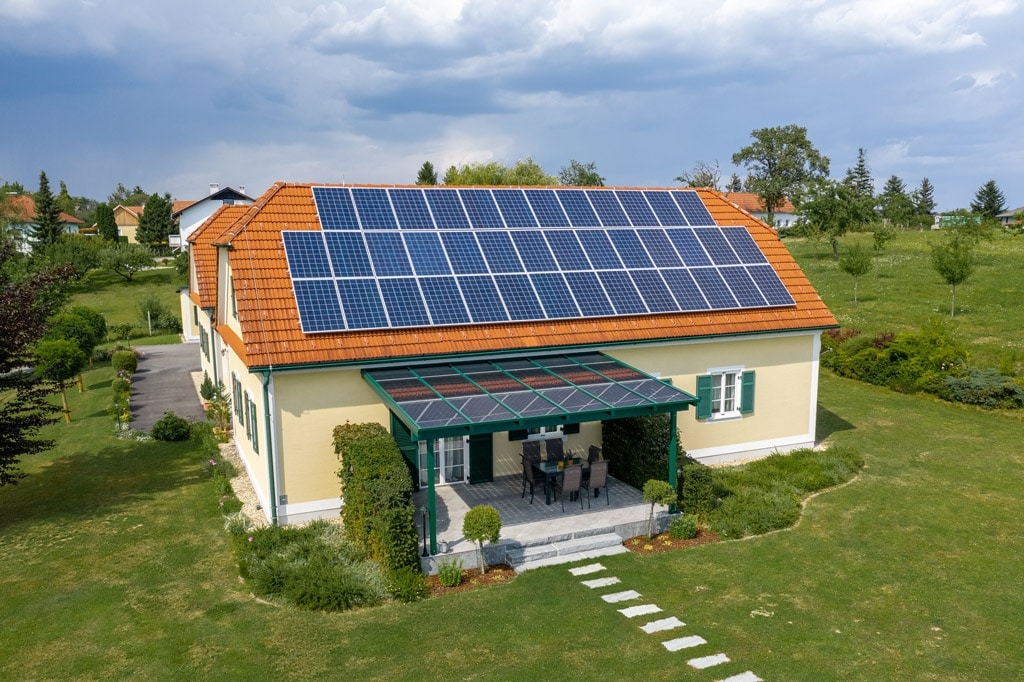 Photovoltaikdach 02 i | Luftaufnahme gelbes Haus mit PV-Terrassendach aus Alu moosgrün | Svoboda