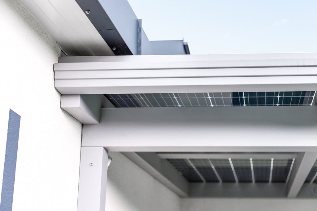 Photovoltaikdach 03 j | Detailbild Montage von Alu-PV-Terrassendach an Hausmauer | Svoboda