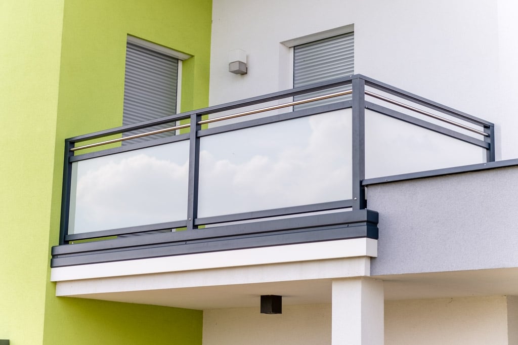 Hall 08 m | Aluminium Glas Balkon Geländer anthrazit mit mattem Diamant Glas & Niro-Stange | Svoboda