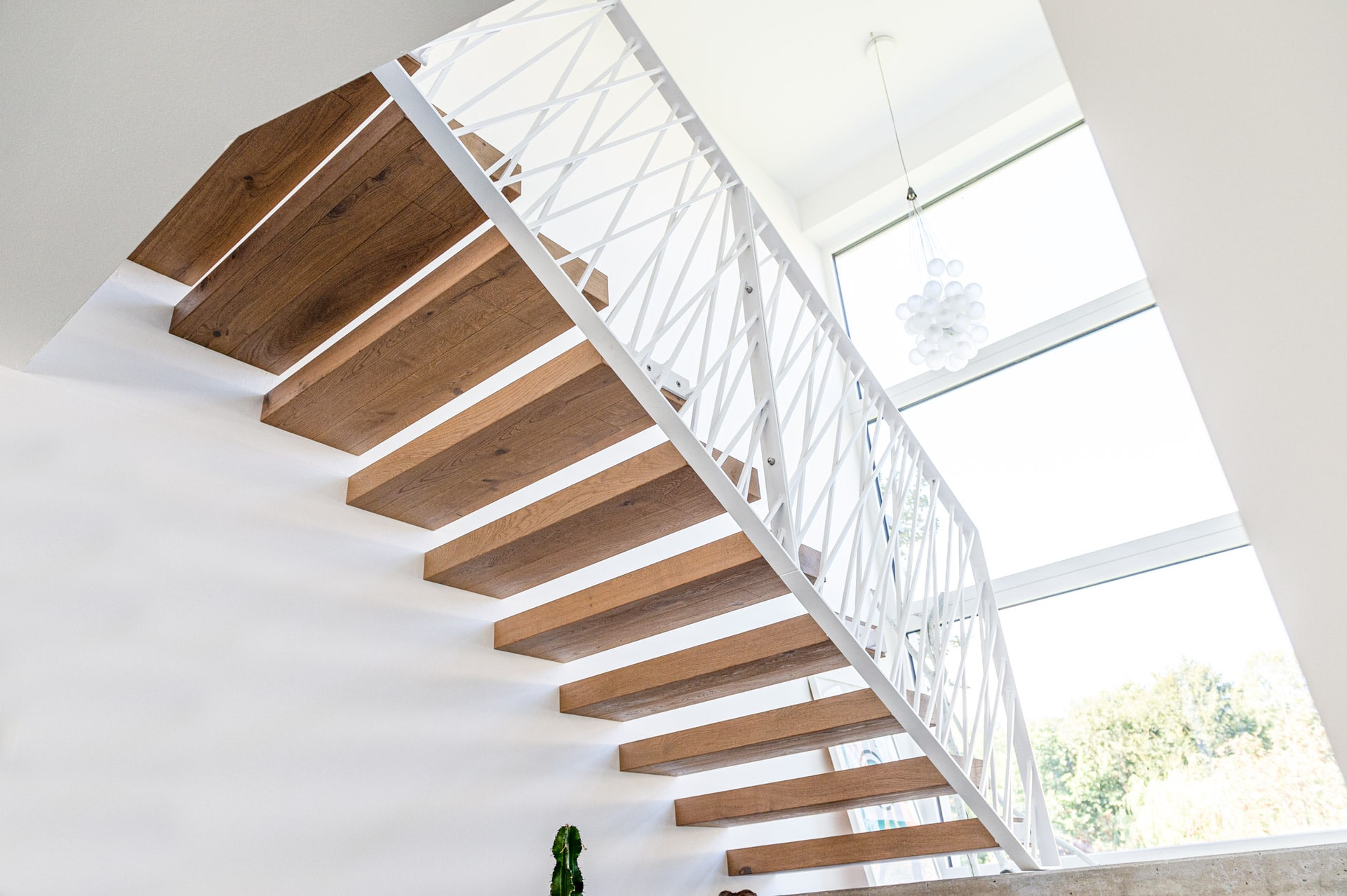 Sonder 03 d | modernes Design Stiegengeländer bei Treppe aus künstlerischen weißen Stäben | Svoboda