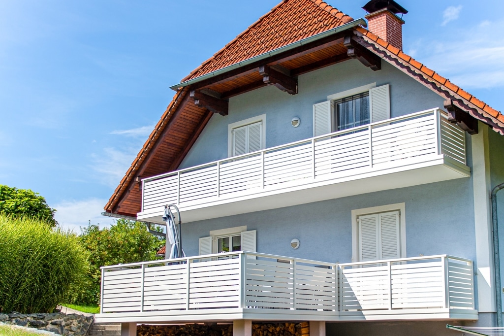 Telfs 12 b | modernes, weißes Aluminiumgeländer mit waagrechten Latten bei Balkon/Terrasse | Svoboda