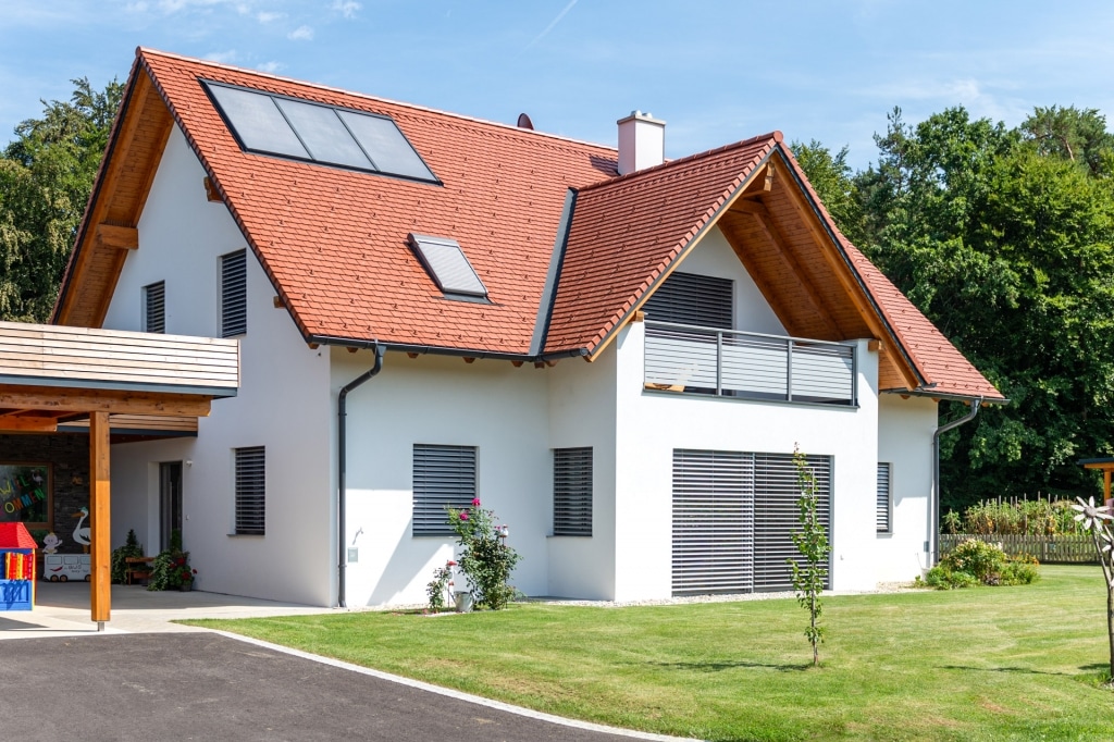 Telfs 15 a | Modernes Aluminium Geländer mit waagrechter Alulattung grau, Einfamilienhaus | Svoboda