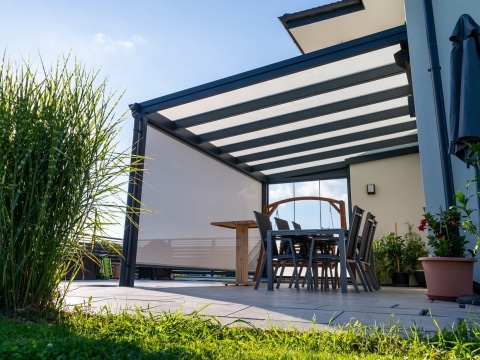 Z 16 a | hellgrau-weiße offene Senkrechtmarkise als Sonnenschutz & Windschutz bei Terrasse | Svoboda