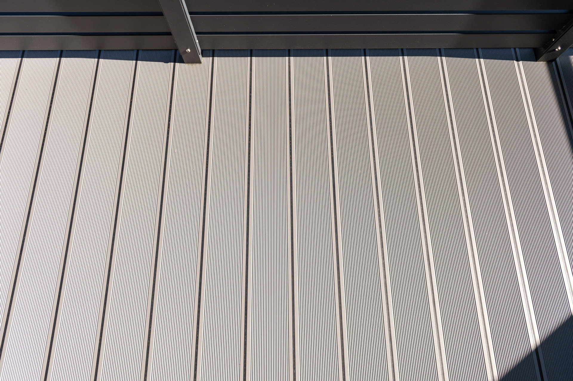 B Alu 19 a | Aluminiumboden mit Gummidichtung und gerillter Oberfläche bei Balkon hellgrau | Svoboda