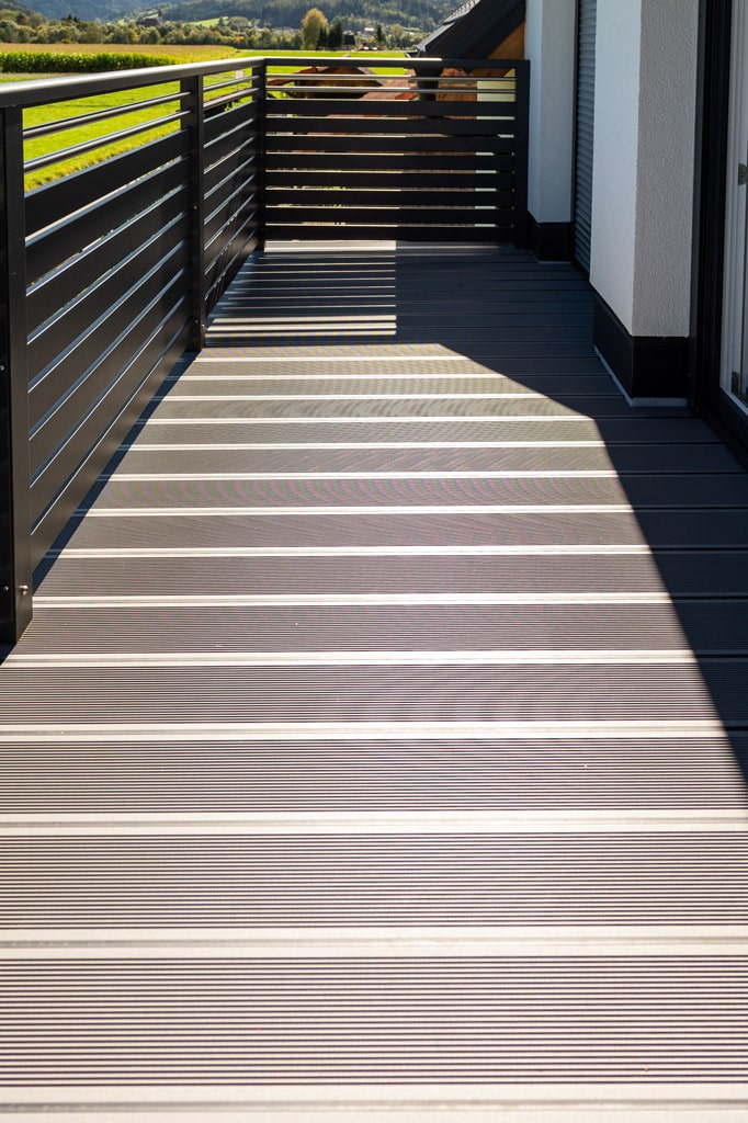 B Alu 19 e | Balkonboden aus Aluprofilen mit gerillter Oberfläche, hellgrau beschichtet | Svoboda
