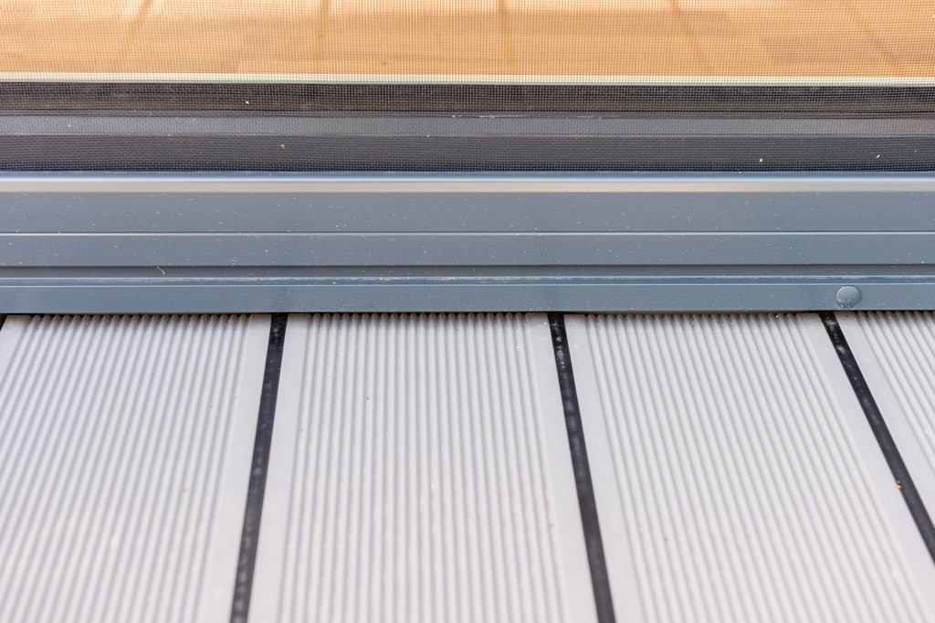 B Alu 19 g | Detailbild hellgrauer gerillter Aluminium-Terrassenboden mit Gummidichtungen | Svoboda