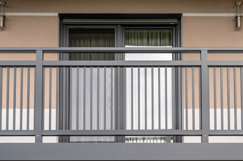 Graz 16 h | Moderner Balkon mit Vierkant-Stäben aus Alu, dunkelgrau, Aufsatzmontage | Svoboda