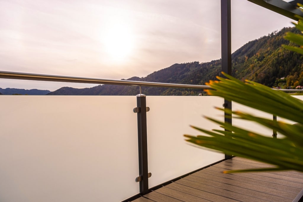 Mödling 23 f | Innenansicht Aluminium-Glas-Balkongeländer mit Mattglas bei Sonnenuntergang | Svoboda