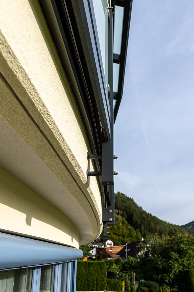 Mödling 23 z8 | Stirnseitige Montage mit Blende bei runder Terrasse | Svoboda Metalltechnik