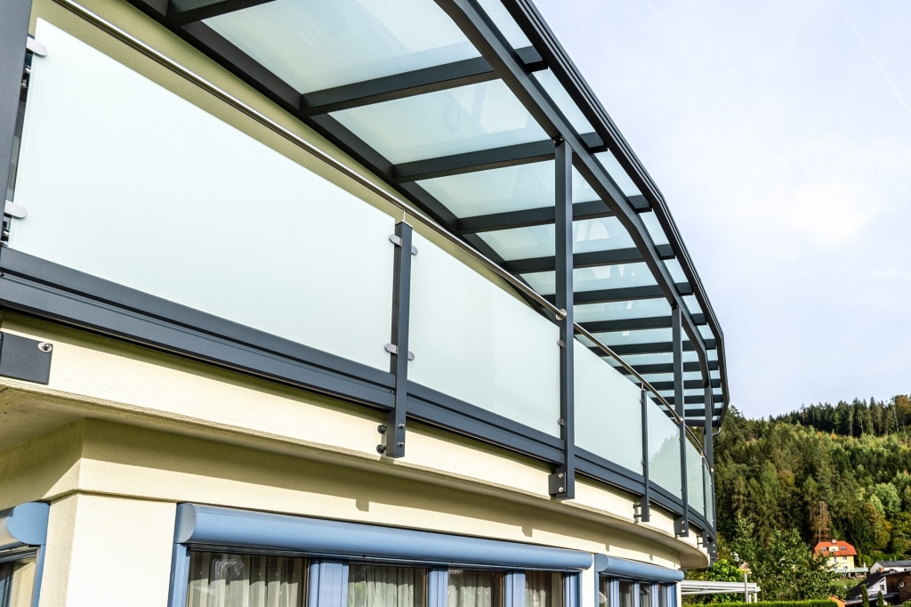 Terrassendach Alu 98 e | Aluminiumgeländer mit VSG-Mattglas & Terrassendach, Alu Anthrazit | Svoboda