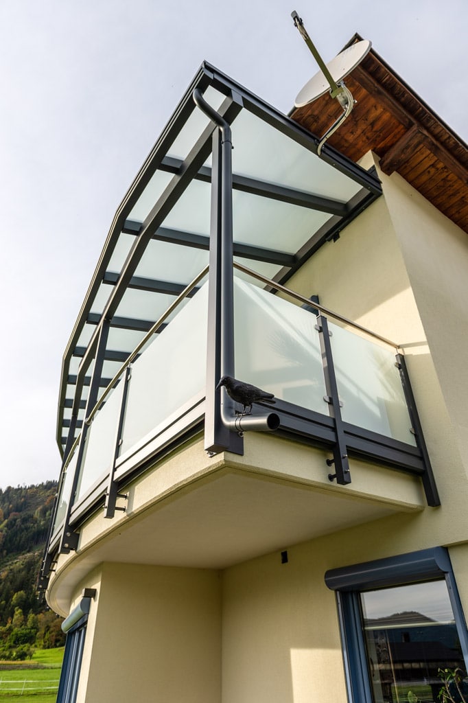 Terrassendach Alu 98 f | Anthrazit beschichtetes Aludach mit VSG-Mattglas bei Balkon rund | Svoboda