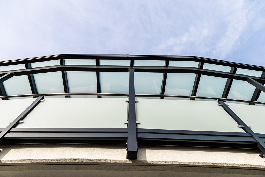 Terrassendach Alu 98 k | Unteransicht Sonderform Aludach RAL 7016 mit VSG-Glas-Eindeckung | Svoboda