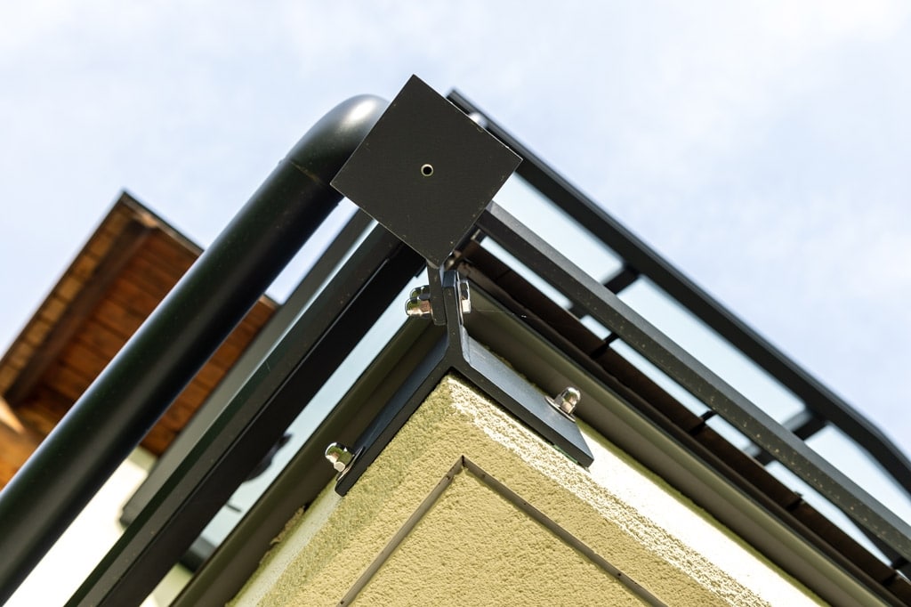 Terrassendach Alu 98 v | Detailbild Stirnseitige Ecksteher-Gefestigung von Aluminiumdach | Svoboda