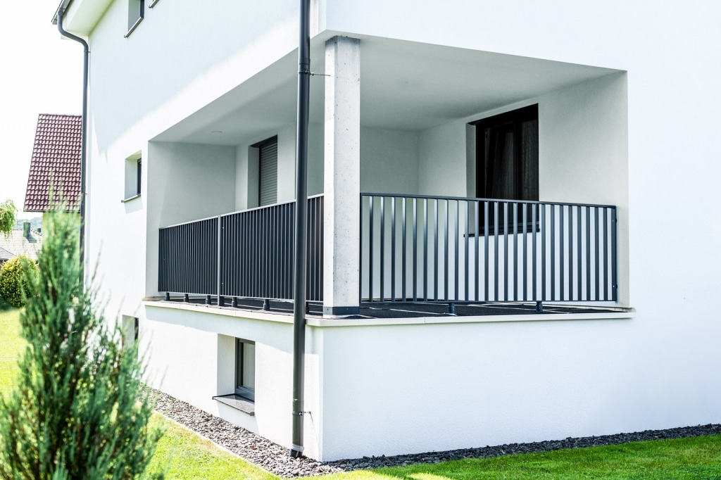 Wien 04 q | Modernes Design Geländer bei Balkon aus flachen Alustäben vertikal anthrazit | Svoboda