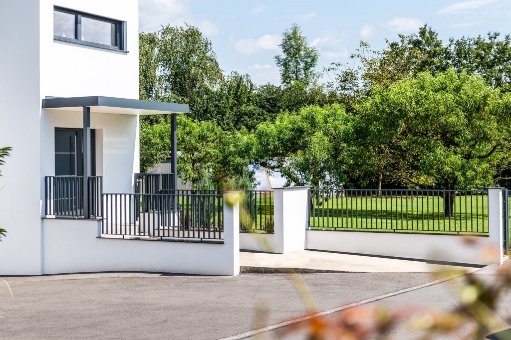 ZA Wien 02 e | Moderner Design Aluminium Zaun auf Gartenmauer, Alu Flachmaterial vertikal | Svoboda