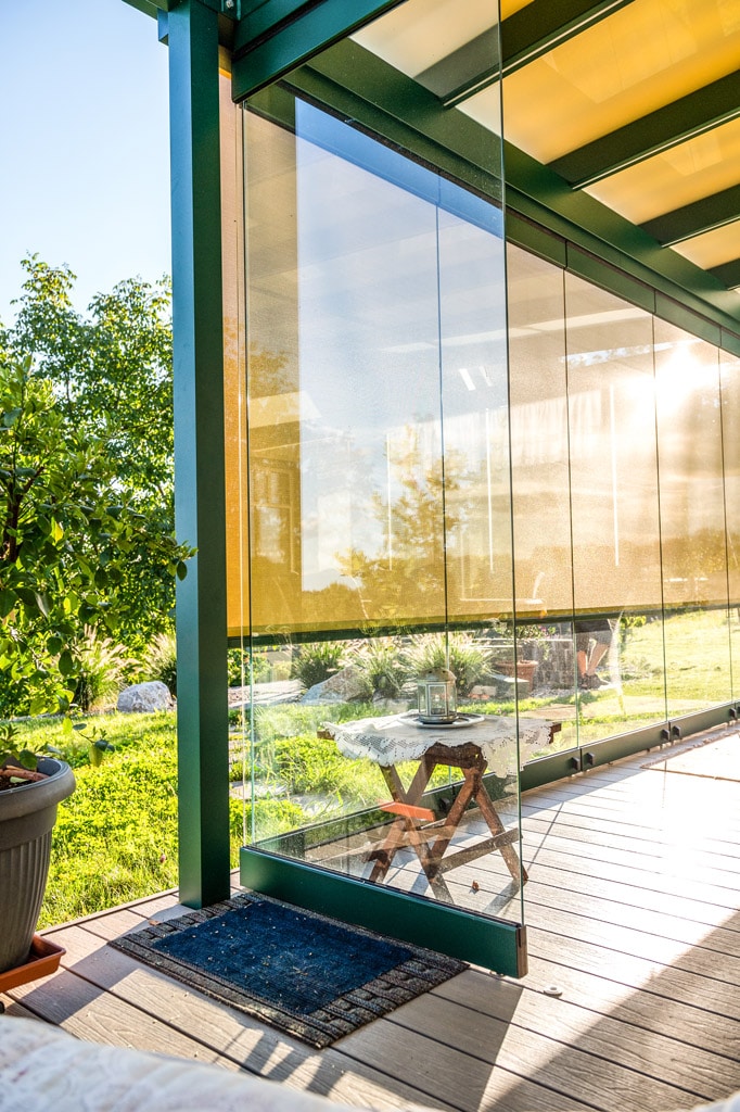 Schiebe-Dreh 16 e | Windschutz-Terrassenverglasung ohne Bodenschiene mit Eckführung | Svoboda