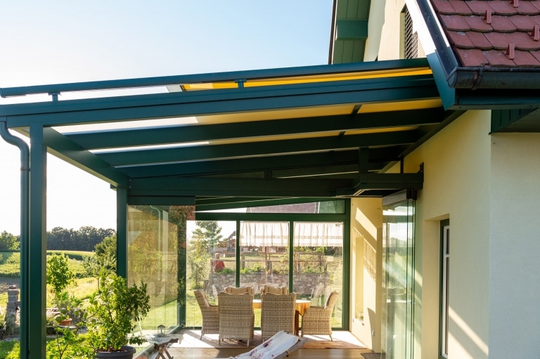 TM 13 a | Gelbe Aufdachmarkise als Terrassenbeschattung auf Terrassendach | Svoboda Metalltechnik