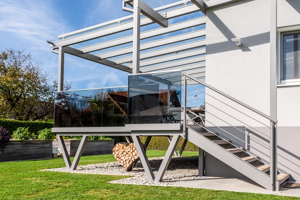 Augsburg 18 m | schwarzes Glas bzw. Grauglas bei modernem Glasgeländer auf Alu-Terrasse | Svoboda