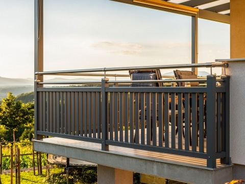 Baden 32 f | Geländer bei Terrasse aus vertikalen Alulatten, Aufsatzmontage, Niro-Handlauf | Svoboda