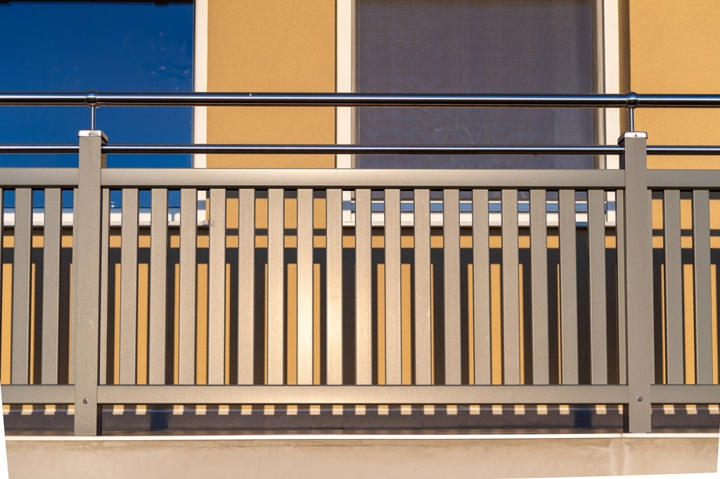 Baden 32 k | Aufsatzmontage Aluminium-Balkon grau, senkrechte Alu-Bretter, Nirostahandlauf | Svoboda