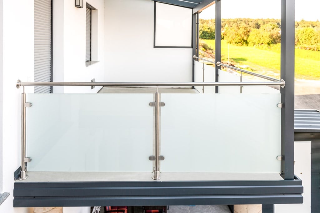 Bremen 77 p | auf Boden aufgesetzt montierter Nirosta-Balkon mit Glasfüllung | Svoboda Metalltechnik