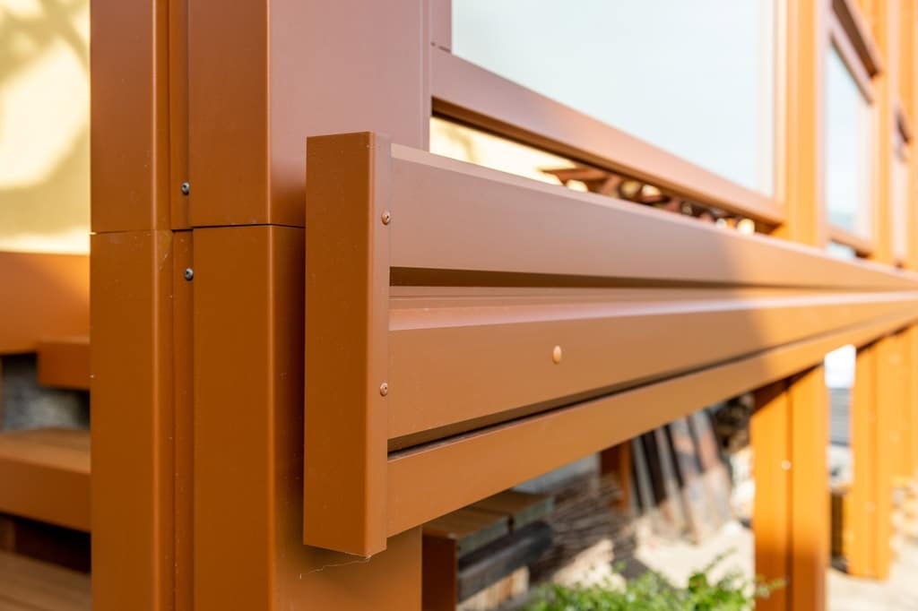 Hall 09 w | braune Alu Blende bei Balkon auf Vorderseite montiert | Svoboda Metalltechnik