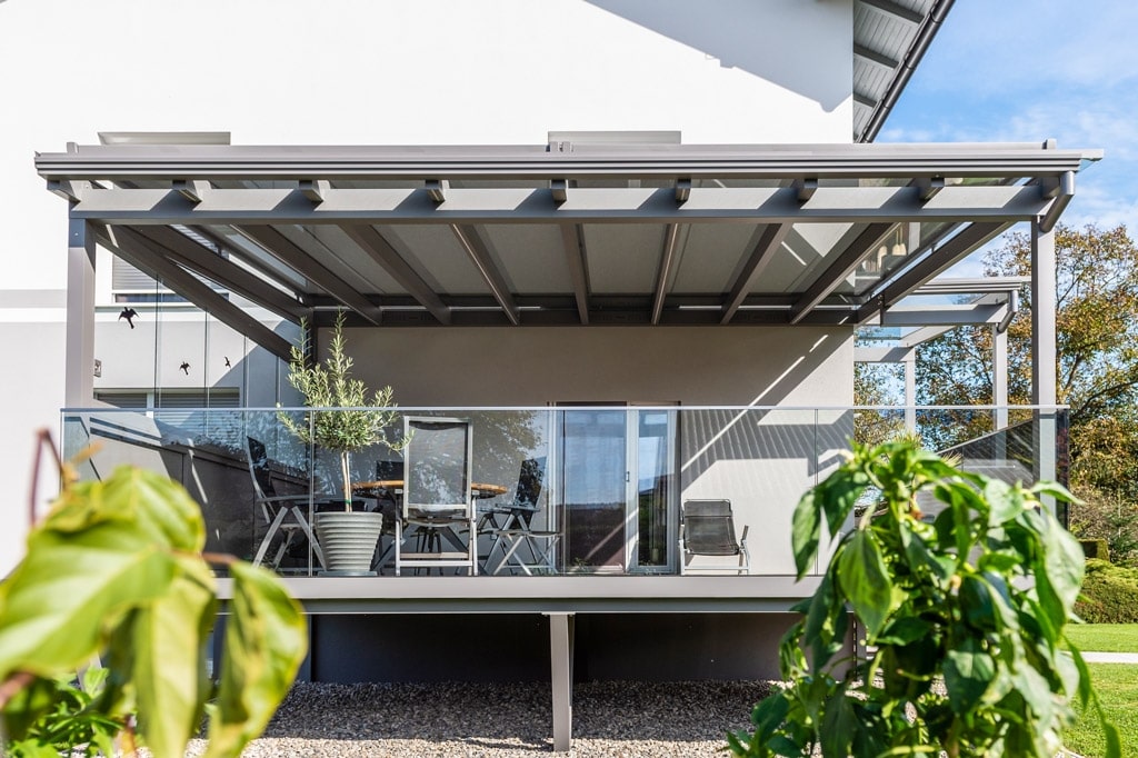 HS 08 c | Terrassenbeschattung mit hellgrauem Markisenstoff auf Alu-Glas-Dach | Svoboda