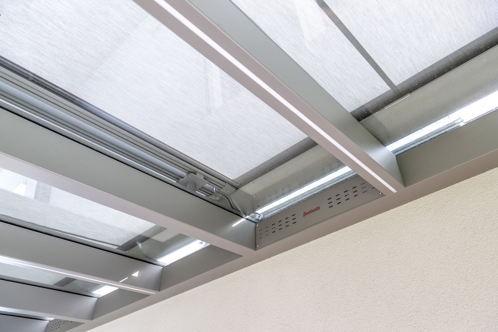 HS 08 k | Unteransicht von Markisenkasten und Markisenstoff grau auf Alu-Glas-Dach | Svoboda