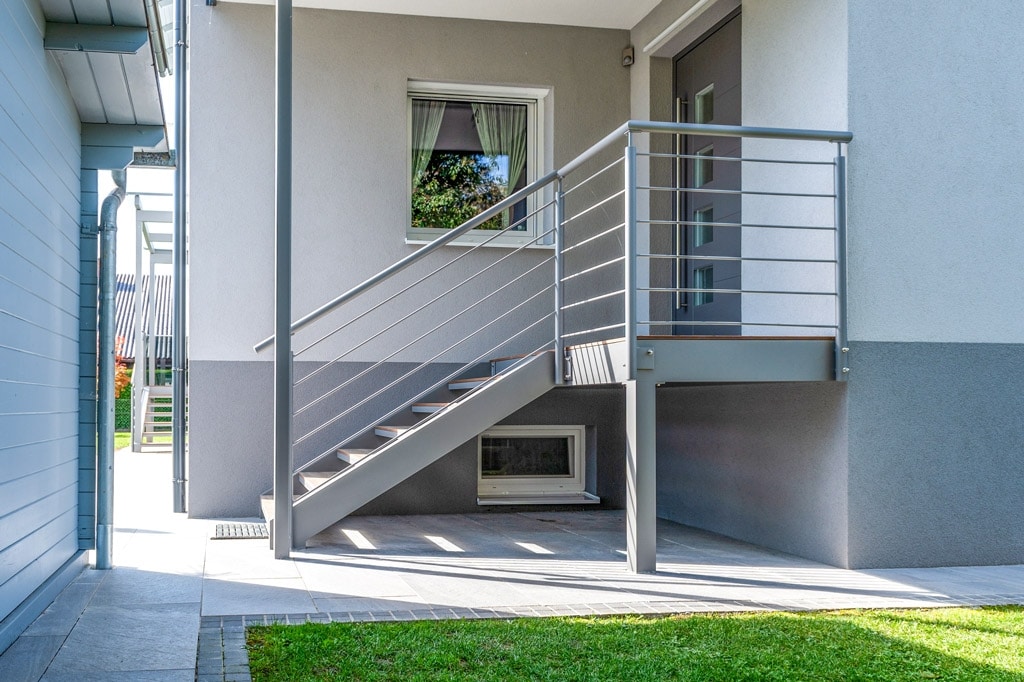 S 43 d | graue Aluminiumtreppe mit Podest und Alu-Rundrohr-Geländer bei Haustür | Svoboda