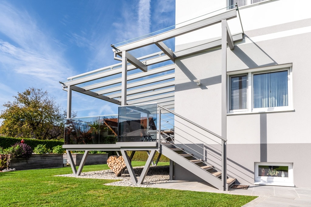 S 44 i | Alu-Außentreppe bei grauer erhöhter Anbauterrasse mit Alu-Glas-Dach | Svoboda