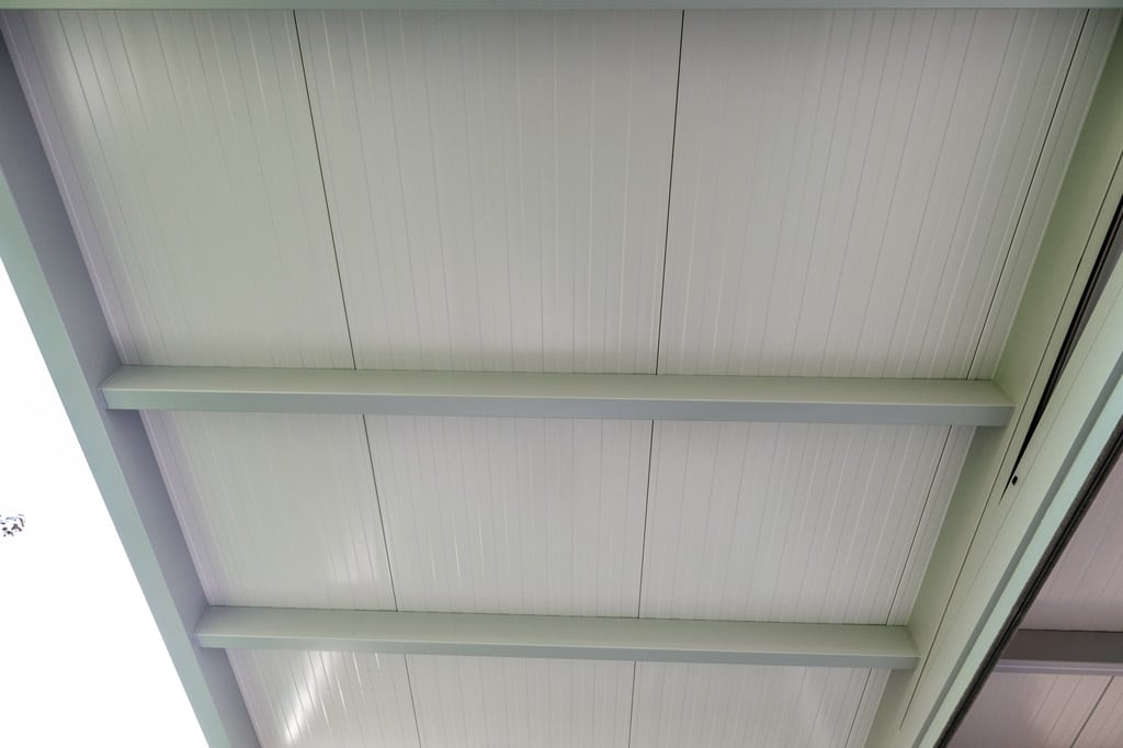 Terrassendach Alu 100 k | Alu-Dach-Sparren grau, Schaumstoffpaneele hellgrau von unten | Svoboda