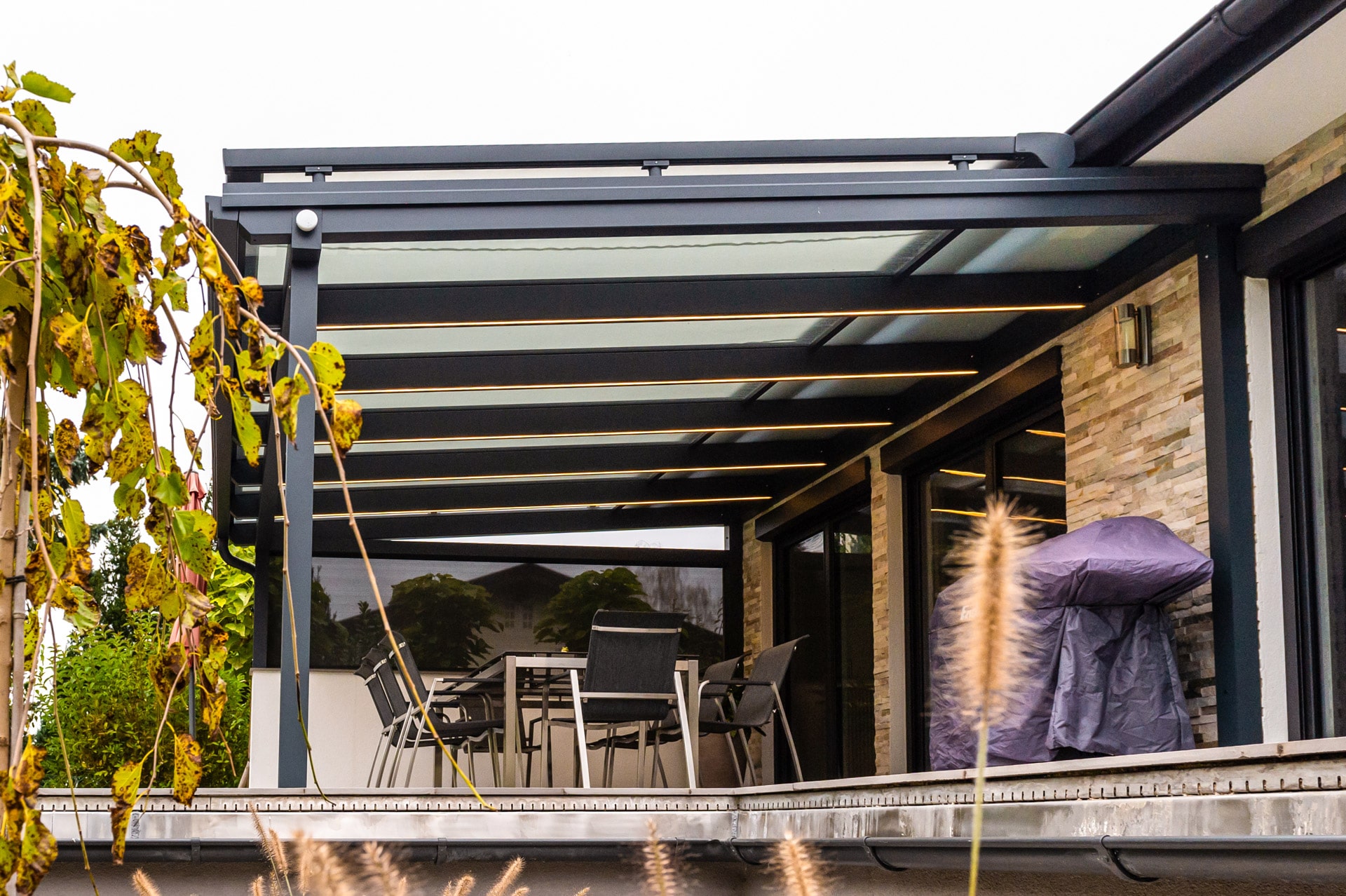 Terrassendach Alu 104 d | beschichtete Überdachung grau auf Terrasse mit LED-Beleuchtung | Svoboda