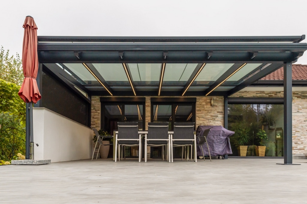 Terrassendach Alu 104 f | Outdoor-Dach Vorderansicht mit Markisen offen & LED-Beleuchtung | Svoboda
