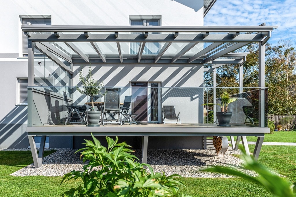 Terrassendach Alu 105 f | graue Regenschutz-Überdachung auf Terrasse aus Metall & Klarglas | Svoboda