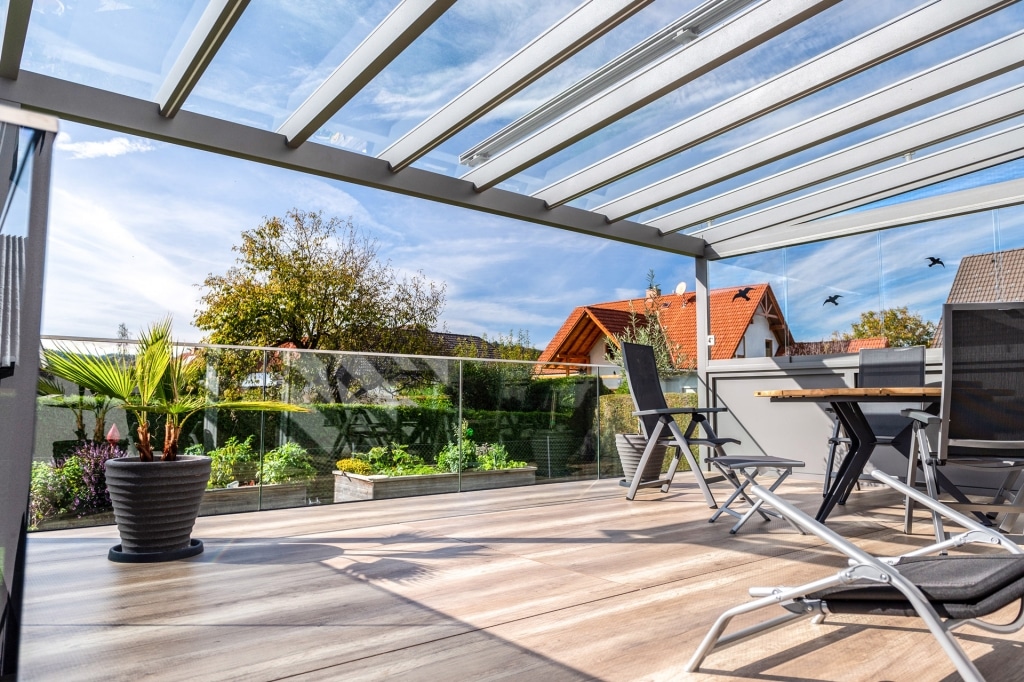 Terrassendach Alu 105 k | Unteransicht Alu-Glas-Dach mit LED-Stripes & Klarglaseindeckung | Svoboda