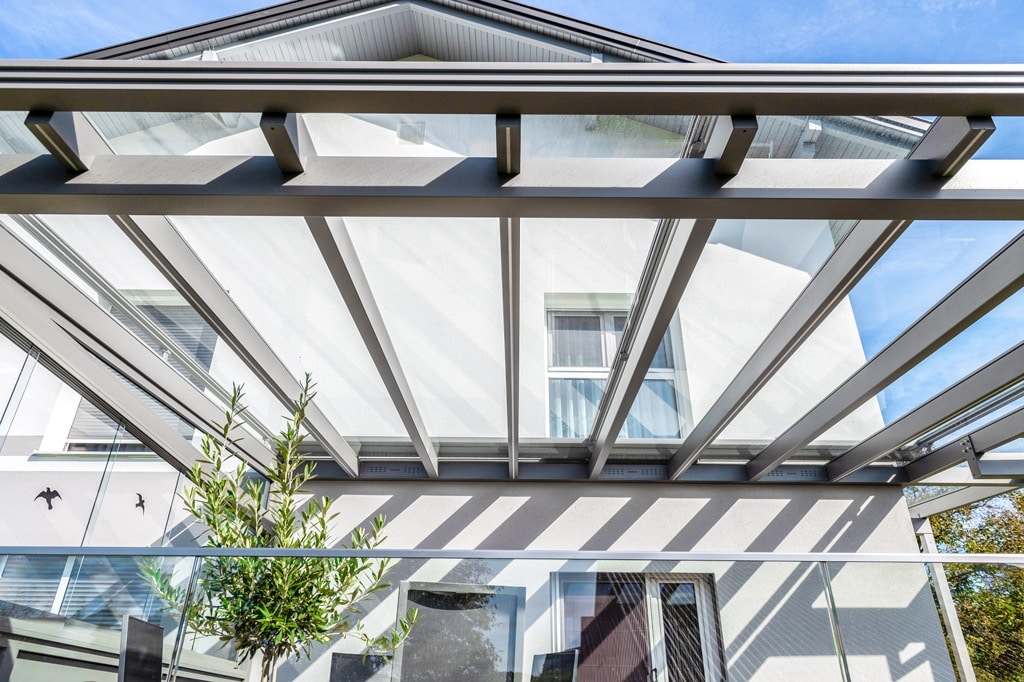 Terrassendach Alu 105 m | Unteransicht Dachsparren mit LED-Streifen & Klarglas Eindeckung | Svoboda