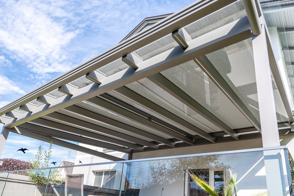 Terrassendach Alu 105 s | Unteransicht von offener grauer Aufdachmarkise | Svoboda Metalltechnik