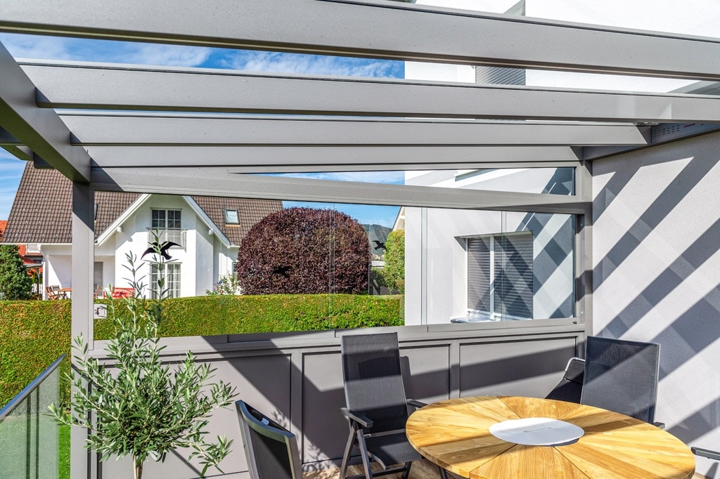 Terrassendach Alu 105 f | Windschutz aus Alufixelementen & Schiebe-Glas-Elementen seitlich | Svoboda