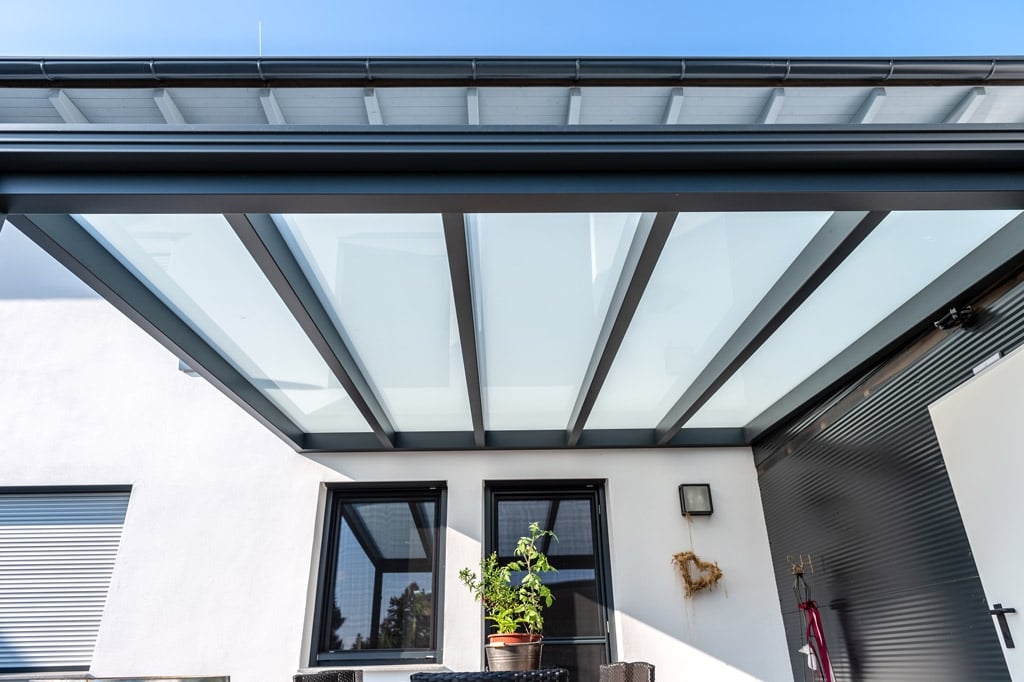 Terrassendach Alu 106 g | Unteransicht von Alusparren und VSG Matt Glas Eindeckung | Svoboda