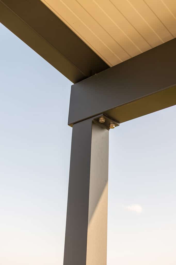 Terrassendach Alu 108 n | Detailbild Dachsteher an Querbaum montiert | Svoboda Metalltechnik