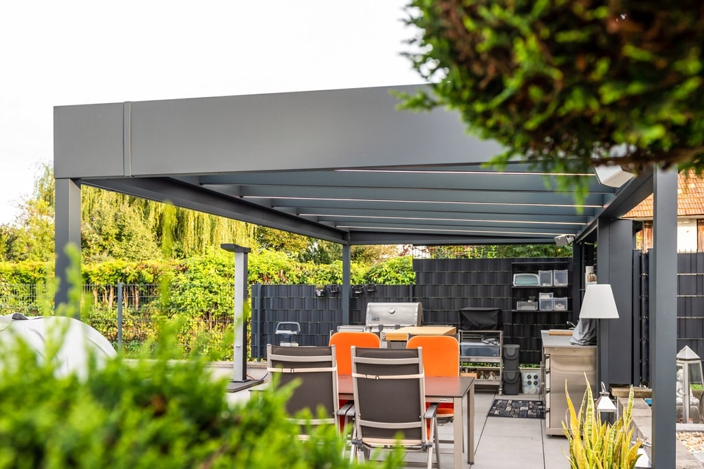 Terrassendach Alu 99 i | Modernes Cubus Attika Dach anthrazit grau bei Outdoor-Küche | Svoboda