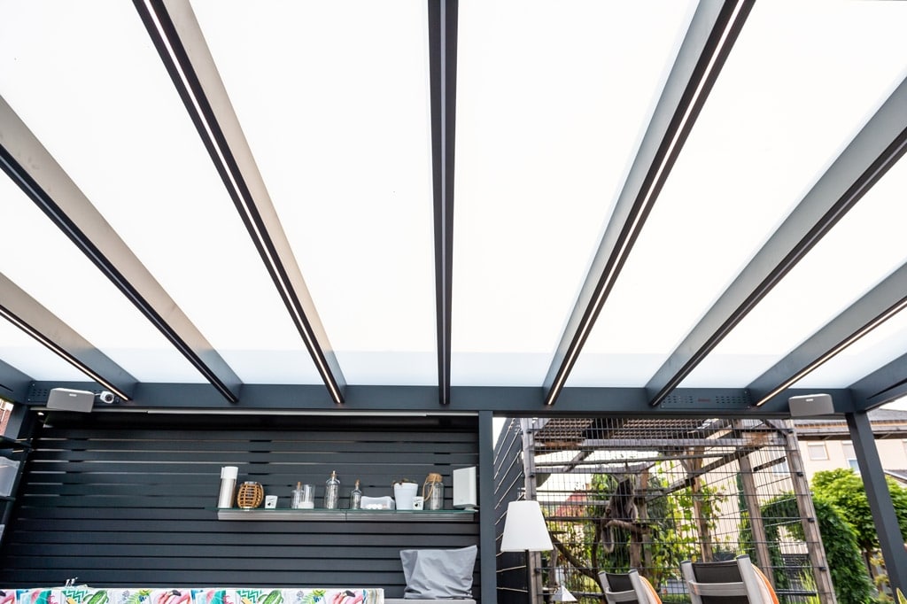 Terrassendach Alu 99 n | Unteransicht Alu-Dachsparren 7016 mit integrierten LED-Stripes | Svoboda